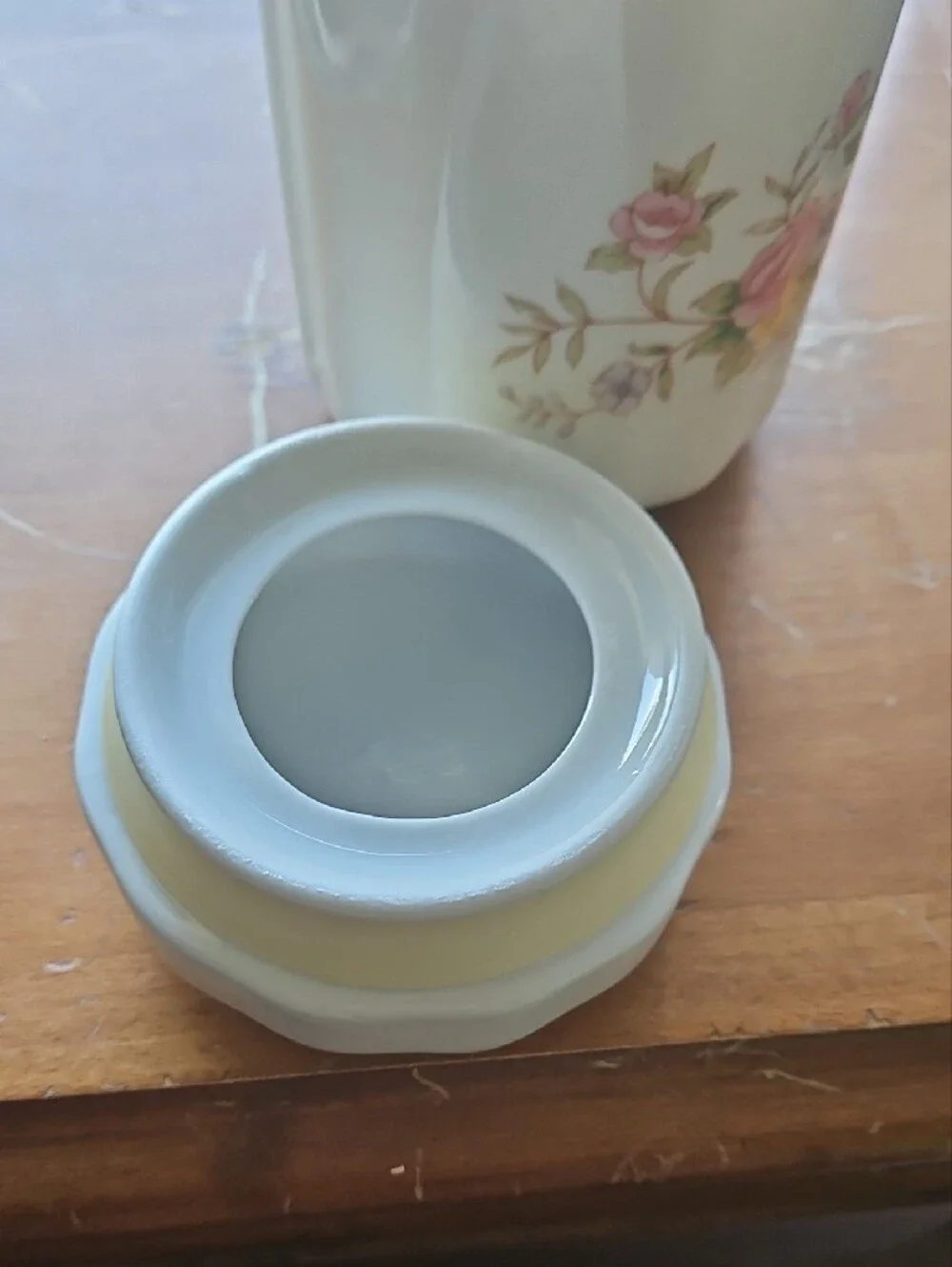 FTDA Ceramic Floral Canister with Spoon - White